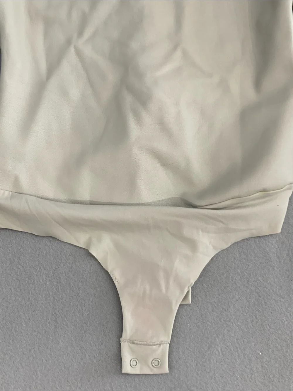 Skims Faux Leather Bodysuit Sz Small BeigeMock Neck Long Sleeve Shell Neutral - Picture 7 of 11